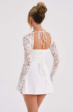 Flora - Vestido curto com detalhes em renda