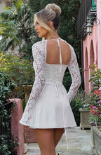 Flora - Vestido curto com detalhes em renda