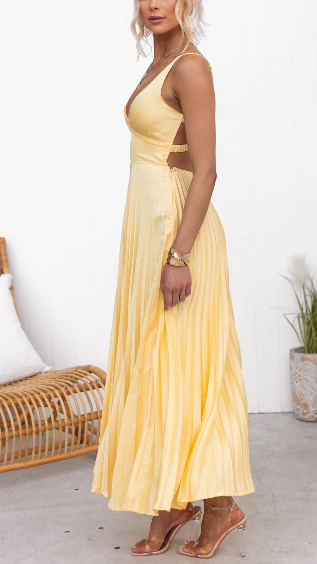 Aby |  Vestido longo amarelo plissado com decote em V