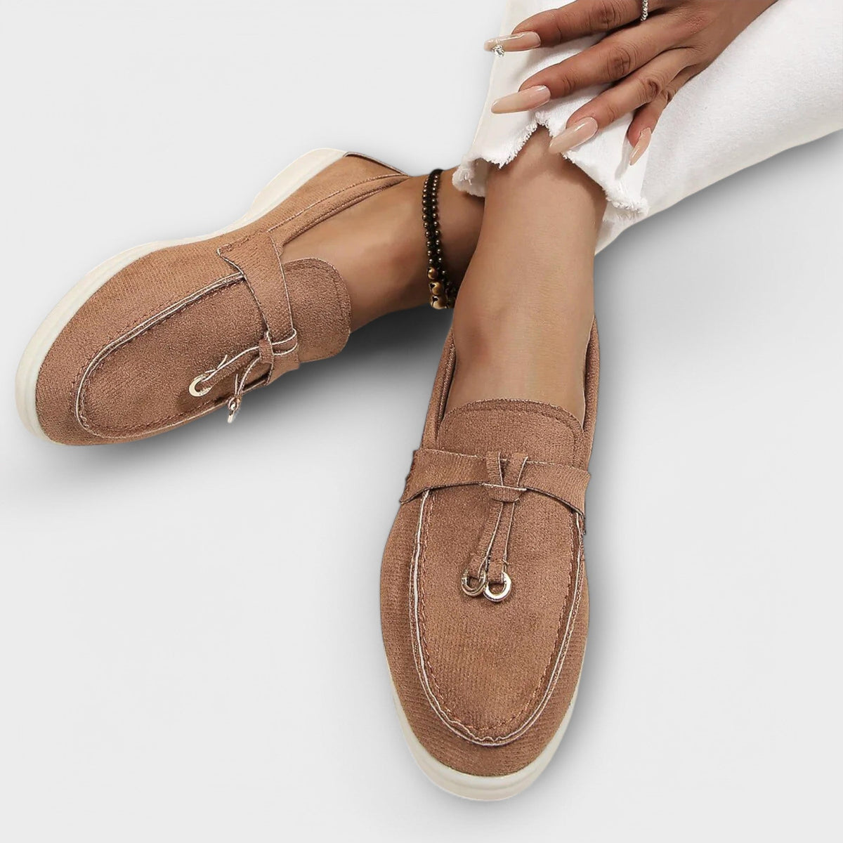 Mocassins Femininos Beiges com Cordão Decorativo